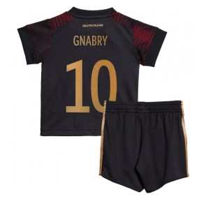 Tyskland Serge Gnabry #10 Bortaställ Barn VM 2022 Kortärmad (+ Korta byxor)